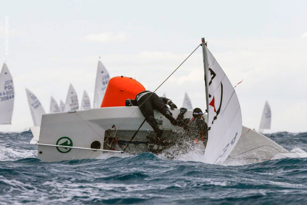 snipe capsize at jibe mark