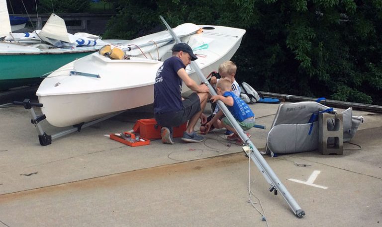 kids learning to rig the Snipe